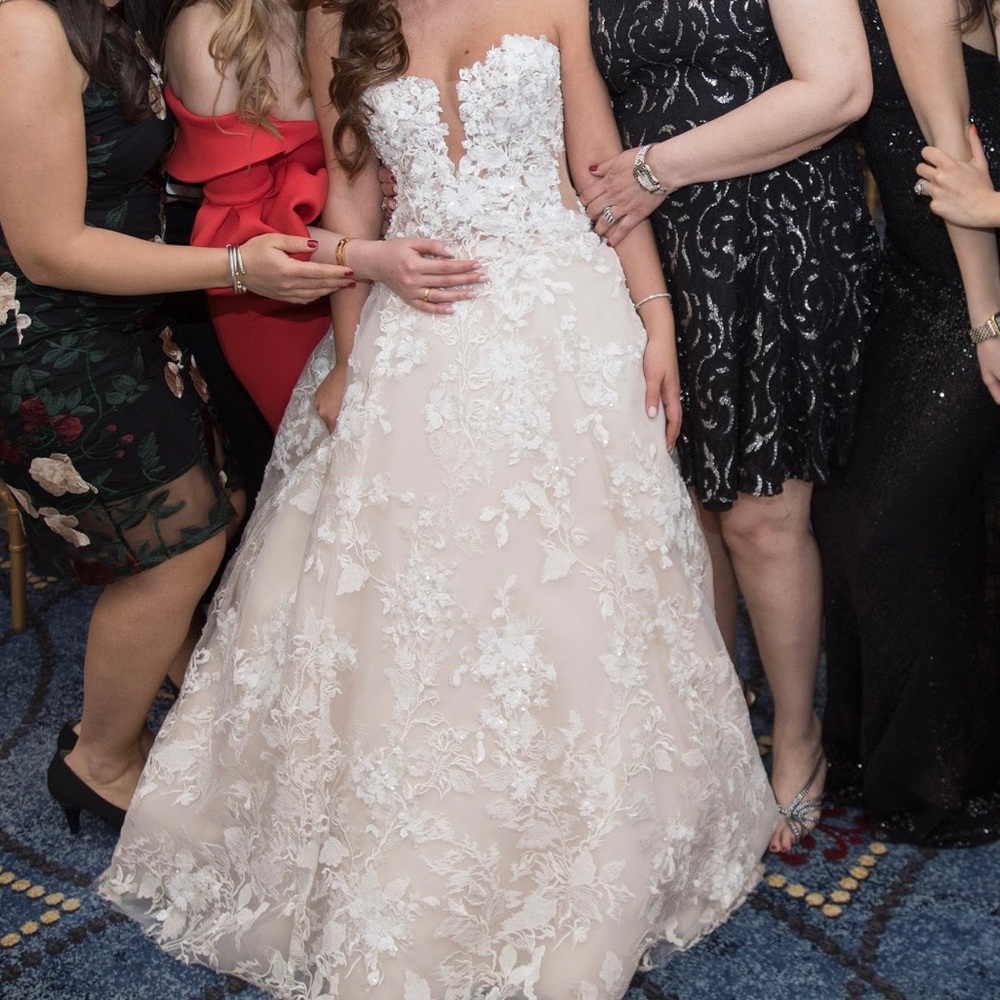 Beautiful A line YSA MAKINO wedding gown- size 4
